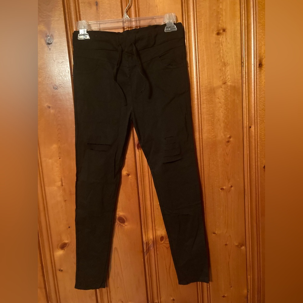 Size Med Distressed  Women’s Leggings with pockets  Lenght 24 New